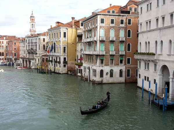 Haeuser am Kanal in Venedig in Italien
